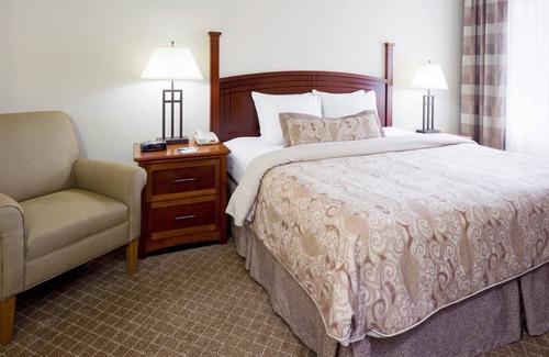 Cranbury Condo | Free Breakfast Buffet. Outdoor Pool. Great for Groups + Only 30 Min from Six Flags!