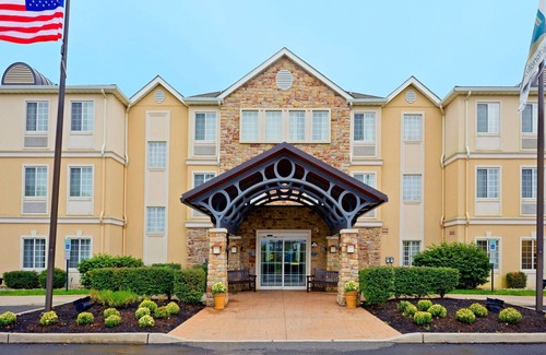 Cranbury Condo | Free Breakfast Buffet. Outdoor Pool. Great for Groups + Only 30 Min from Six Flags!