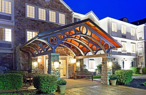 Cranbury Condo | Free Breakfast Buffet. Outdoor Pool. Great for Groups + Only 30 Min from Six Flags!