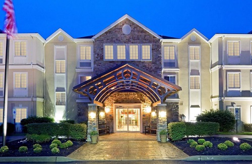 Cranbury Condo | Free Breakfast Buffet. Outdoor Pool. Great for Groups + Only 30 Min from Six Flags!