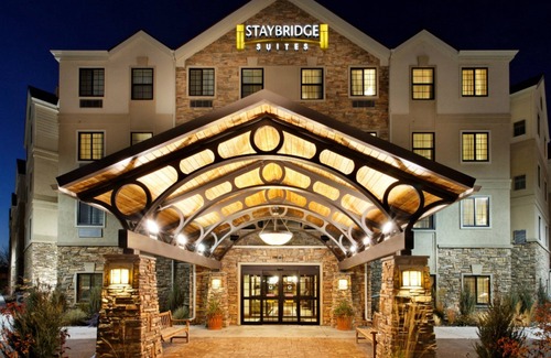 Auburn Hills Apartment | Free Breakfast. Indoor Pool + Gym. Near Great Lakes Crossing Outlets.