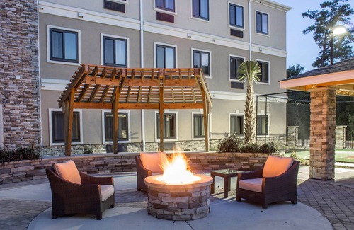 Jacksonville Apartment | Free Breakfast. Outdoor Pool. Shared BBQ. Close to Camp Johnson.