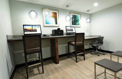 Lake Charles Condo | Free Breakfast. Outdoor Pool. Great for Small Groups!