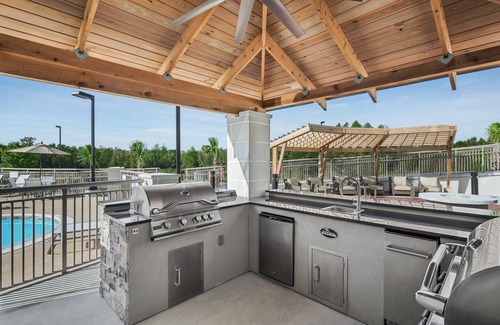 Florence Apartment | Free Breakfast! Outdoor Pool + Business Center | Fully Equipped Studio