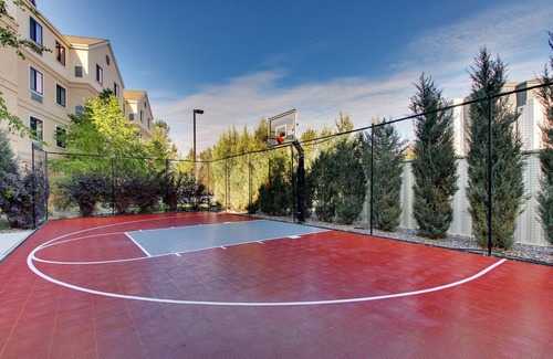 Grant Creek Condo | Free Breakfast. Pool & Hot Tub. Airport Shuttle. Your Next Trip!