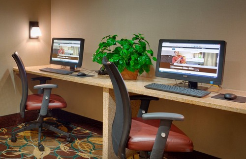 Peoria Apartment | Free Breakfast. Pool & Hot Tub. Near St. Francis Medical Center!