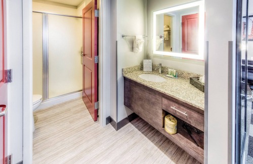 Clintonville Apartment | Free Breakfast! Suite Only 1 Mile from OSU! Indoor Pool!