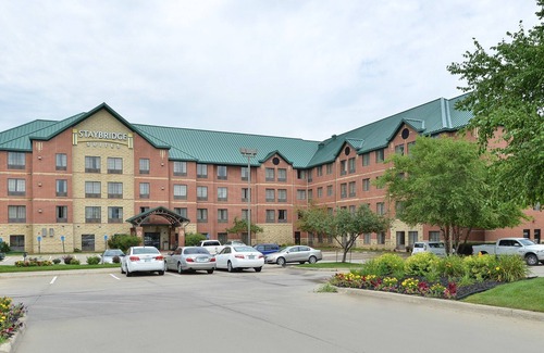 West Des Moines Apartment | Free Breakfast, Indoor Pool, Hot Tub | King Studio