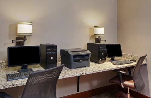 Bowling Green Condo | Free Daily Breakfast! Pool Access! | Suite Near Knicely Conference Center