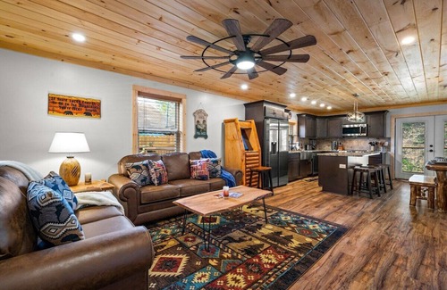 Gatlinburg - Pigeon Forge Cabin | Free Dollywood Tix/DogFriendly/2Min2Parkway/Loaded