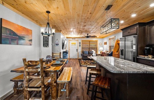 Gatlinburg - Pigeon Forge Cabin | Free Dollywood Tix/DogFriendly/2Min2Parkway/Loaded