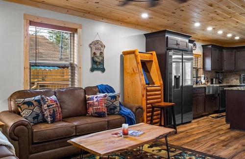 Gatlinburg - Pigeon Forge Cabin | Free Dollywood Tix/DogFriendly/2Min2Parkway/Loaded