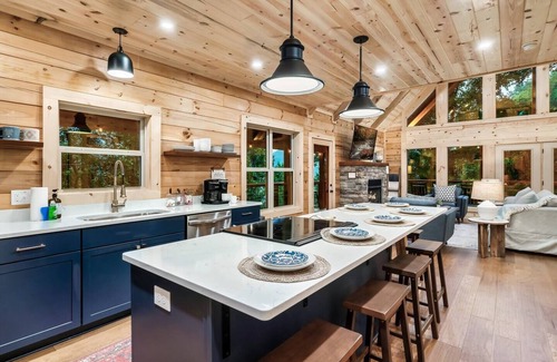 Gatlinburg - Pigeon Forge Cabin | Free Dollywood Tix/Indoor Heated POOL/VIEWS/Quiet