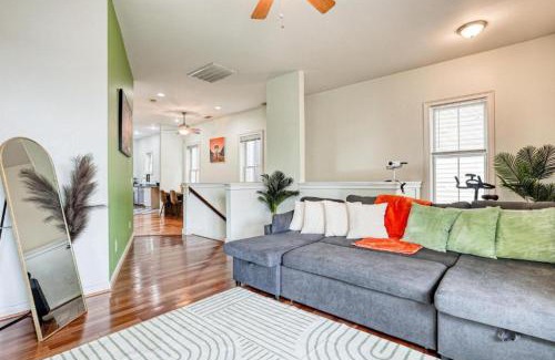 Metropolitan House | Free Early Check-In or Late Check-Out - 5 min to DT - Summer Getaway - Parking - Private Balcony, Telescope