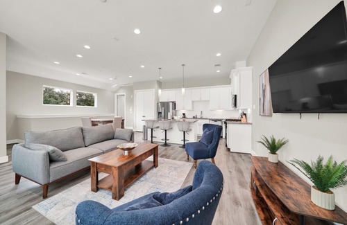 OST - South Union Apartment | Free Garage Parking with EV Charger! Downtown
