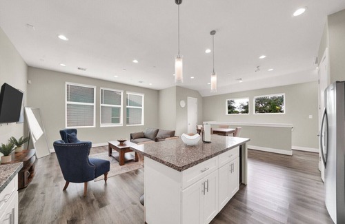 OST - South Union Apartment | Free Garage Parking with EV Charger! Downtown