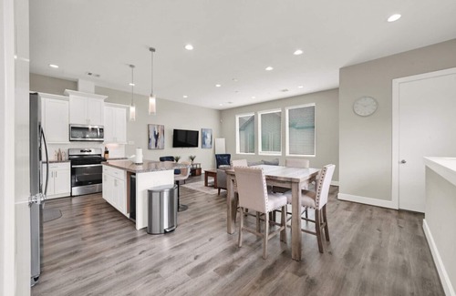 OST - South Union Apartment | Free Garage Parking with EV Charger! Downtown