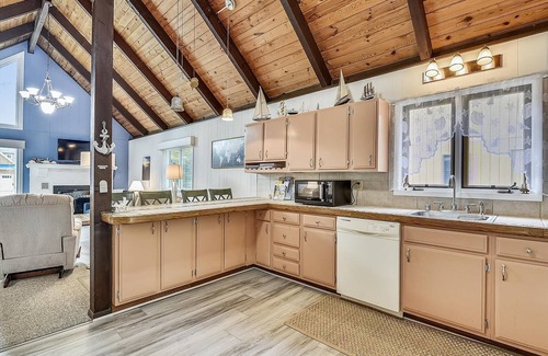 Bethany Beach Cottage | Free Golf at Bear Trap Dunes and MORE! Family friendly comfy & cozy Bethany Beach vacation home with all the cottage charm imaginable!