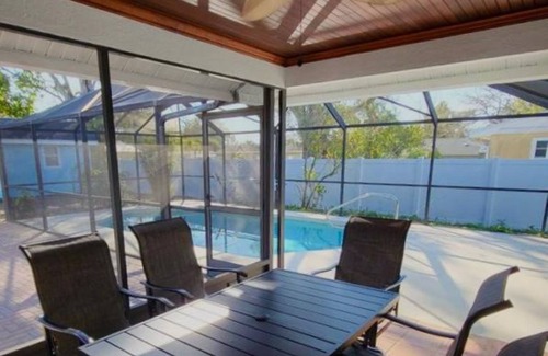 Palma Sola House | FREE HEATED POOL. THE BLUE HOUSE