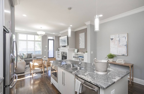West End House | FREE NIGHT DEAL! DOWNTOWN 1MI TO BROADWAY! #1 of 6 HOMES! Rooftop Deck BY VANDY!