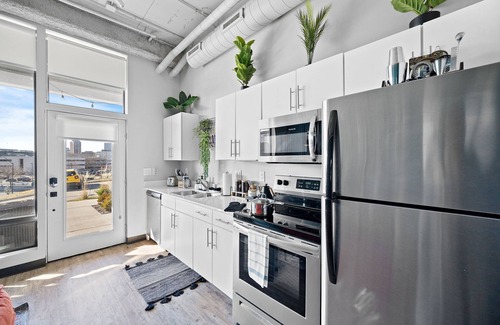 Downtown Des Moines Apartment | Free Parking and Gym - Loft Near Wells Fargo Arena Downtown - Stocked Kitchen