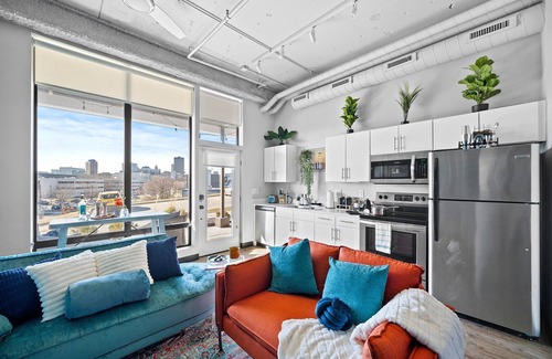 Downtown Des Moines Apartment | Free Parking and Gym - Loft Near Wells Fargo Arena Downtown - Stocked Kitchen