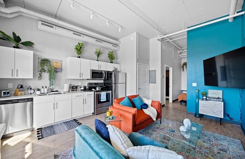 Downtown Des Moines Apartment | Free Parking and Gym - Loft Near Wells Fargo Arena Downtown - Stocked Kitchen