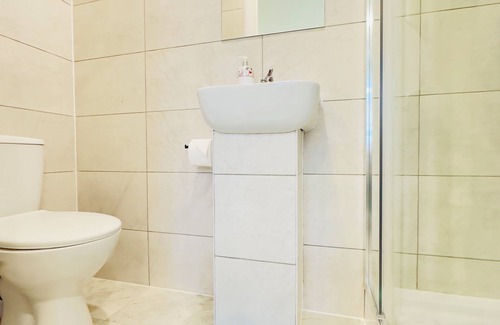 London Borough of Bexley Apartment | Free parking By Bexleyheath Stn | 30Mins to center