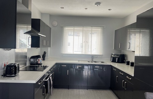 Niddrie House | FREE PARKING-family city retreat