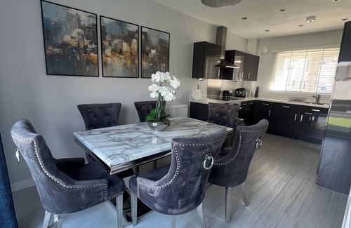 Niddrie House | FREE PARKING-family city retreat