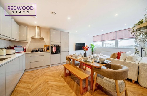 Rushmoor District Apartment | FREE Parking, Hi-Speed WiFi,55 Inch 4K TV LongStay
