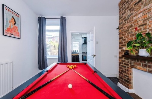 Sheffield House | Free Parking | Pool Table | Stylish
