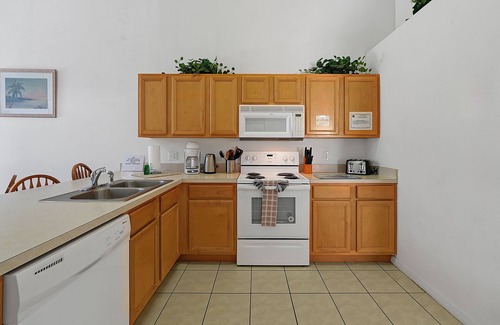 Seasons House | FREE POOL HEAT Spacious 4 BR Pool Home