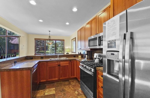 The Highlands House | Free SkyCard Act-Close to Town, Hot Tub, Mountain Views-Highland Greens Oak Retr