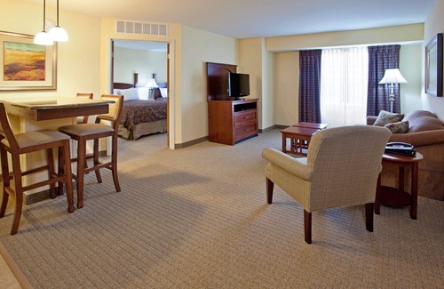 Elkhart Condo | Free Wi-Fi, Free Breakfast + Indoor Pool | 20 Minutes to the University of Notre Dame
