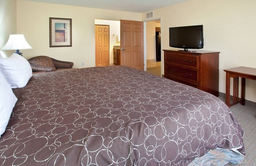 Elkhart Condo | Free Wi-Fi, Free Breakfast + Indoor Pool | 20 Minutes to the University of Notre Dame