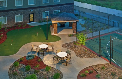 Elkhart Condo | Free Wi-Fi, Free Breakfast + Indoor Pool | 20 Minutes to the University of Notre Dame