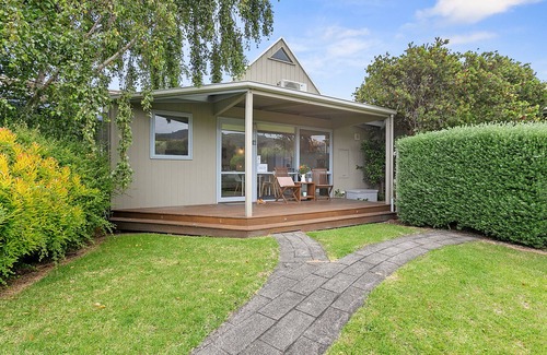 Apollo Bay Apartment | FREE WiFi Apollo Bay Beach Hut Oceanview