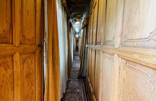 Dal Lake Boat Rental | Freedom Accommodation and transportation