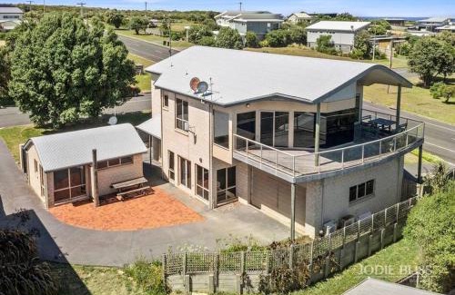 Port Campbell House | Freestanding house with ocean view