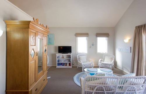 South Fremantle Apartment | Fremantle local beach studio