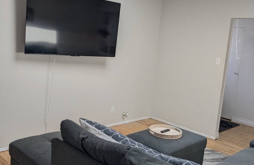 Pickering House | FRENCHMAN'S BAY area, Walking distance to the lake Ontario and to the GO train.