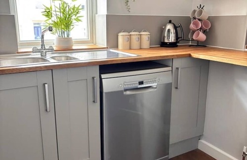 Gravesend Apartment | Fresh comfy space, feel at home.