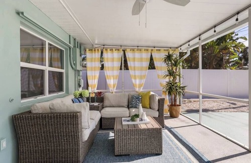 Vamo House | Fresh. Heated Pool.Minutes to Siesta Beach.Office