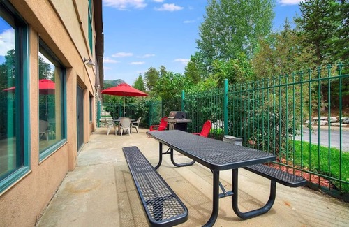 Keystone Condo | Freshly Remodeled Keystone Studio, Heated Pool, Hot tub, Walk to Gondola!