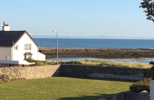 Rhosneigr House | Freshwinds is a wonderful sea-side holiday home with breath taking sea views