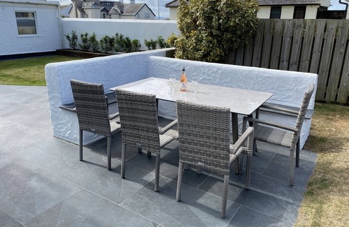 Rhosneigr House | Freshwinds is a wonderful sea-side holiday home with breath taking sea views