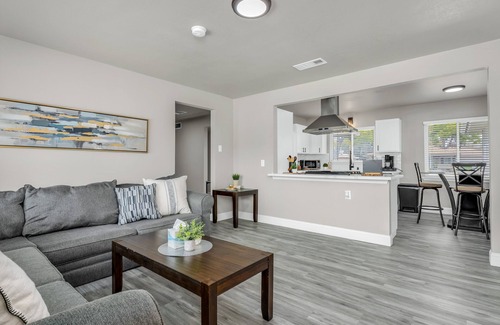 Raisin House | Fresno House Pool Foosball 2 Car Garage 5 Bed/3 Bath