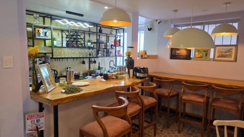 Fontibon House | Freyja Café Bistró - Hostal Boutique