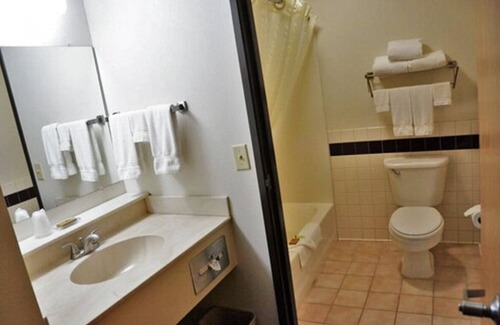 Thorp House | Friends Getaway! Budget Friendly, Free Parking and Breakfast, Pets Allowed!